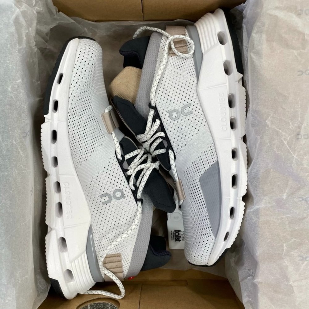 ON Running CloudNova size 6 in White Sand